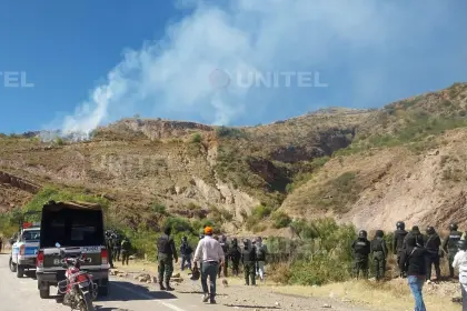 Pese al Estado de excepción, bloqueadores usan dinamitas y la Policía gasifica en la ruta al occidente