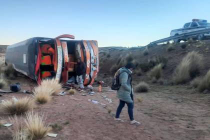 Buscan a chofer que huyó y abandonó a sus pasajeros tras volcar un bus en la carretera a Uyuni 