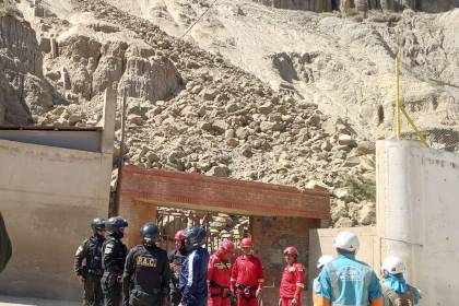 Alcaldía de La Paz desplaza maquinaria pesada en la zona del deslizamiento que se produjo por una “retracción del suelo”