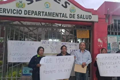 Trabajadores de Salud cumplen paro de 24 horas en Cochabamba para exigir pago de sueldos