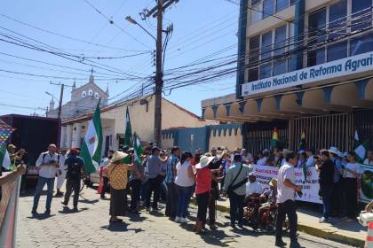 Protesta contra la confiscación llega al INRA y otras entidades del Estado