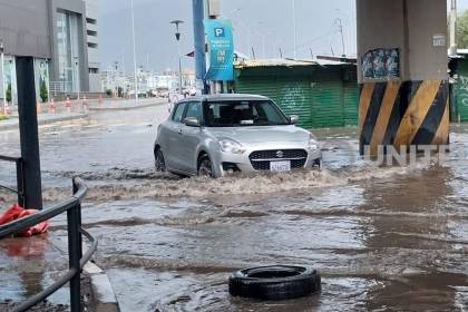 Lluvia inunda calles y avenidas en la ciudad de Cochabamba