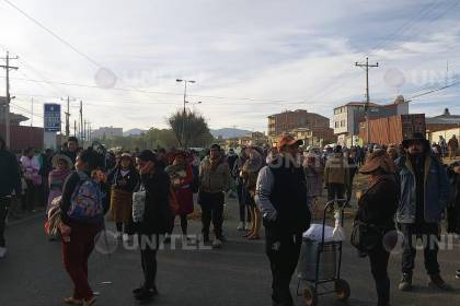 Cochabamba: Instalan bloqueo en el puente Huayllani, ruta a Santa Cruz, pese a resguardo policial 