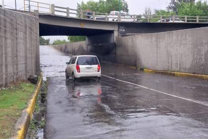 Persistente lluvia dejó anegadas varias calles y avenidas en Cochabamba