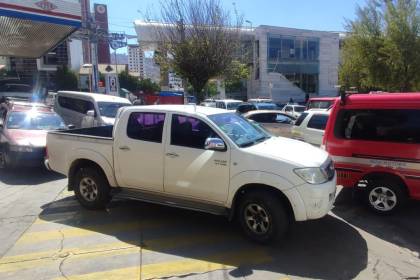 Siguen las filas por combustibles en surtidores de Santa Cruz, Potosí y La Paz; YPFB apunta a los bloqueos por la situación