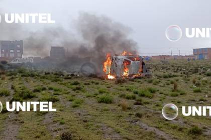 Tras persecución con choque, dos sospechosos de robo fueron atrapados en El Alto y su vehículo quemado