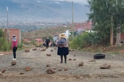 Bloqueo en Colcapirhua persiste y sube a 11 la cifra de heridos por enfrentamiento