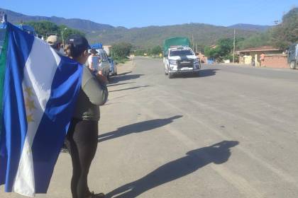 Pobladores de los valles cruceños se concentran en Mataral para salir a desbloquear Mairana