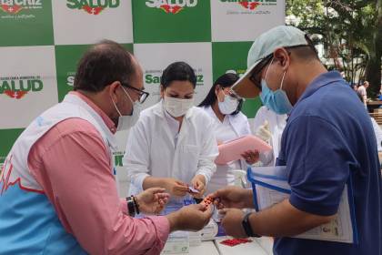 Santa Cruz: en plena plaza 24 de Septiembre, instalan un punto de vacunación y pruebas contra el Covid