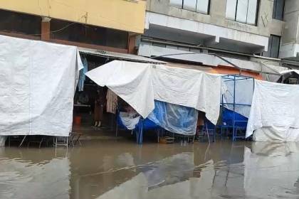 Comerciantes quedaron en medio del agua debido a las inundaciones por las lluvias en Cochabamba