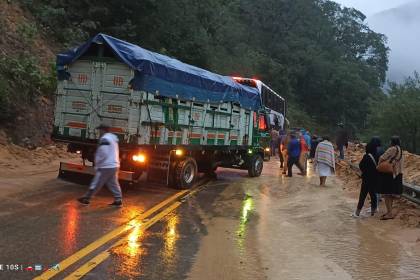 Video: Se registra derrumbes que afectan a la carretera a los valles, la circulación es con precaución