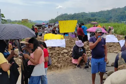 Padres bloquean la ruta nueva Cochabamba – Santa Cruz; exigen la destitución de la directora distrital de Educación de Chimoré