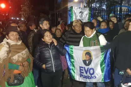 Evistas regresan por tercera vez al TSE exigiendo que se inscriba a Evo Morales con Pan Bol 