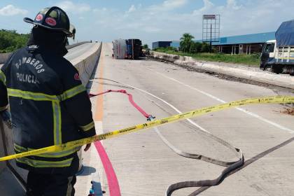 A seis horas de haberse volcado, aún no retiran el carro cisterna que derramó diésel en el viaducto de Satélite Norte