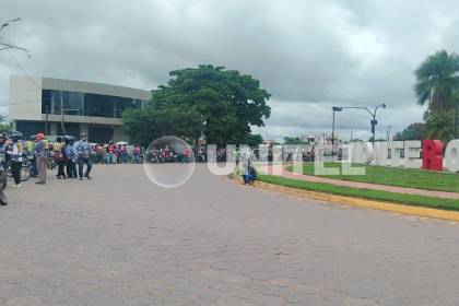 Mototaxistas bloquean el ingreso a Montero en protesta por la “mala calidad” del combustible