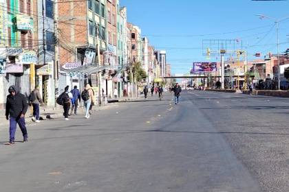 Los bloqueos no cesan en El Alto y los choferes comienzan un paro indefinido