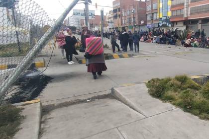 Movilizados vuelven a cerrar el acceso al aeropuerto de El Alto 