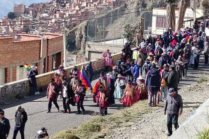 Sube la tensión en La Paz: Tres marchas llegan a la sede del Gobierno de Bolivia para protestar contra Rodrigo Paz 