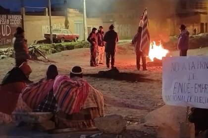 La Paz, cercada: Los bloqueos se radicalizan en las rutas a Oruro, Viacha, el Titicaca y Perú 
