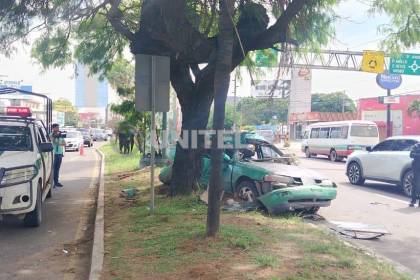 Persecución policial termina con un auto chocado y sobre el camellón de la av. Cristo Redentor