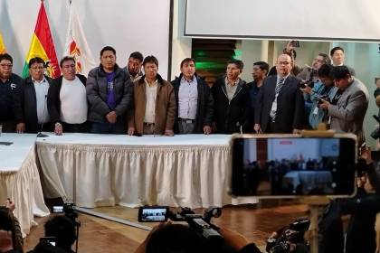 Gobierno y choferes de La Paz firman acuerdo y se suspende anuncio del paro indefinido