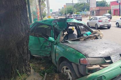 El auto que se estrelló en una persecución policial tenía a bordo un hombre buscado por la Justicia