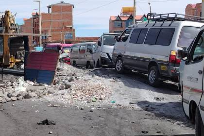 Policías y militares despejan rutas estratégicas de El Alto tras dictarse Estado de excepción 