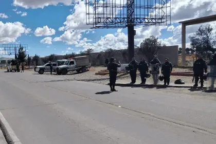 Policía desbloquea el Cruce a Viacha y despeja el ingreso al aeropuerto de El Alto