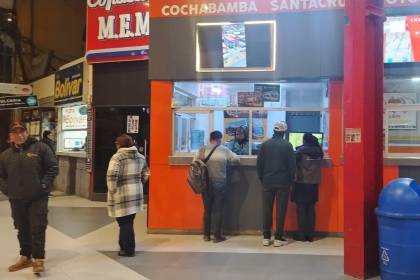 Disminuye la frecuencia de salida de buses desde las terminales de La Paz y Cochabamba por la falta de diésel