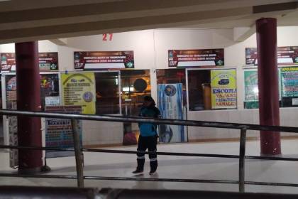 Bloqueos obligan a suspender salidas de buses en La Paz y Cochabamba; en Santa Cruz la venta de boletos es normal