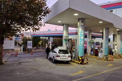 Carreteras bloqueadas provocan falta de combustible y filas en surtidores de La Paz y Cochabamba