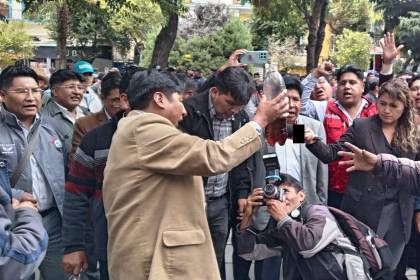 Dirigencia de los choferes abandona diálogo por la gasolina tras denunciar “ausencia” del ministro Medinaceli e “intromisión” de Lara
