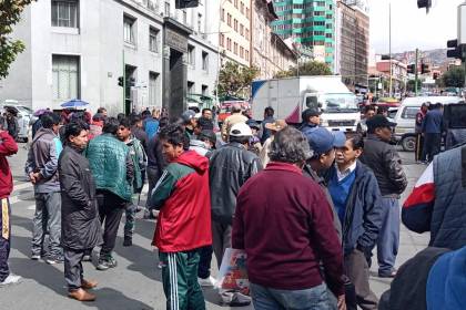 Los choferes de La Paz cortan una vía del centro de La Paz a la espera de la reunión con el Gobierno por la gasolina 