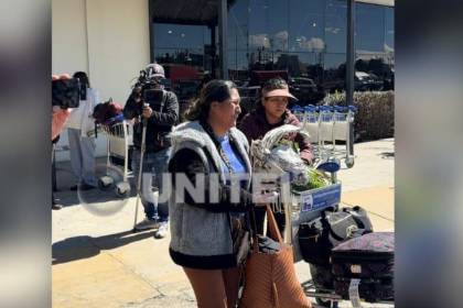 “Ha rogado para que lo dejen pasar”, lamenta la esposa del chofer fallecido en una carretera de La Paz