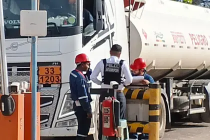 Cuatro arrestados deja el allanamiento en la refinería de Palmasola