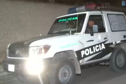 Con un tenedor y un cuchillo, un hombre atacó a su esposa en vía pública en Cochabamba 
