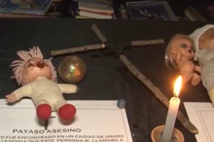 Muñecas, cuadros, juguetes poseídos: Una exposición en Cochabamba muestra “objetos embrujados”