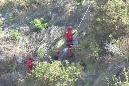 Mujer muere horas después de haber sido rescatada de un barranco, se investiga si se cayó o fue empujada