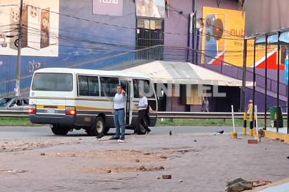 La circulación de micros arranca a medias este jueves y la población denuncia que se les cobran Bs 2,50 el pasaje