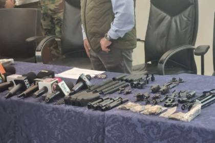 Ministro de Gobierno dice que se presume que armas de guerra halladas en Viru Viru son para clanes del narcoterrorismo