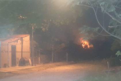 Incendio en una propiedad amenazó a casas próximas por la zona del Cambódromo
