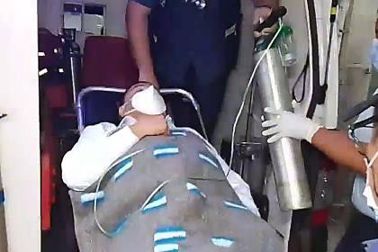 Tras su aprehensión, una ambulancia traslada a Jhonny Fernández a un centro de salud