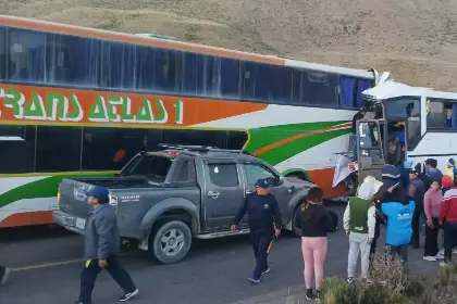 Choque de dos buses deja estudiantes heridos y se reporta la muerte de un profesor; ocurrió en Oruro