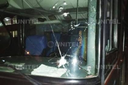 Reportan el deceso de uno de los heridos en el ataque a un bus en la carretera Oruro-Cochabamba 