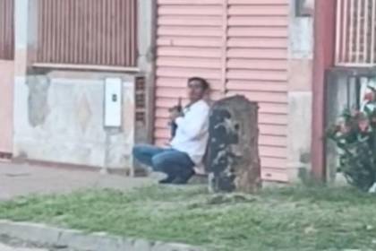 Se atrinchera con un arma y en vía pública, el acusado de disparar a una mujer en la cabeza