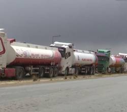 Transportistas dicen que más de 300 cisternas hacen fila por diésel desde hace varios días en la ruta La Paz - Oruro