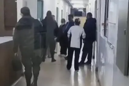 Arce visita al personal que fue herido en los bloqueos evistas