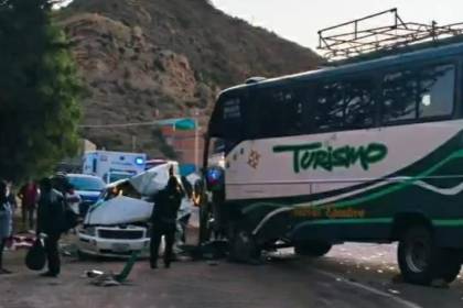 Al menos cinco heridos tras el choque entre una vagoneta y un bus en la ruta Sucre – Potosí