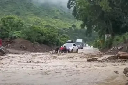 Lluvias vuelven a dejar intransitable la carretera a los valles cruceños 