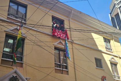 La COB toma el Ministerio de Trabajo tras enfrentarse con la Policía en La Paz